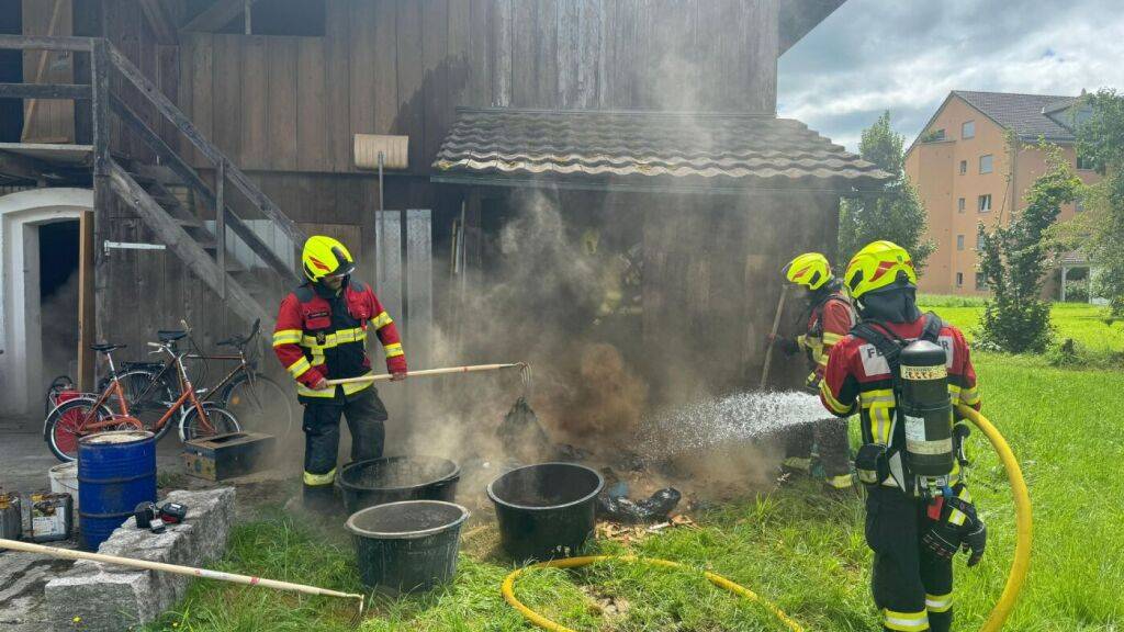 Die Zahl der Feuerschäden an Zuger Gebäuden, hier ein Mottbrand in einem Holzschopf in Baar im Juli 2025, nahm im vergangenen Jahr deutlich ab.