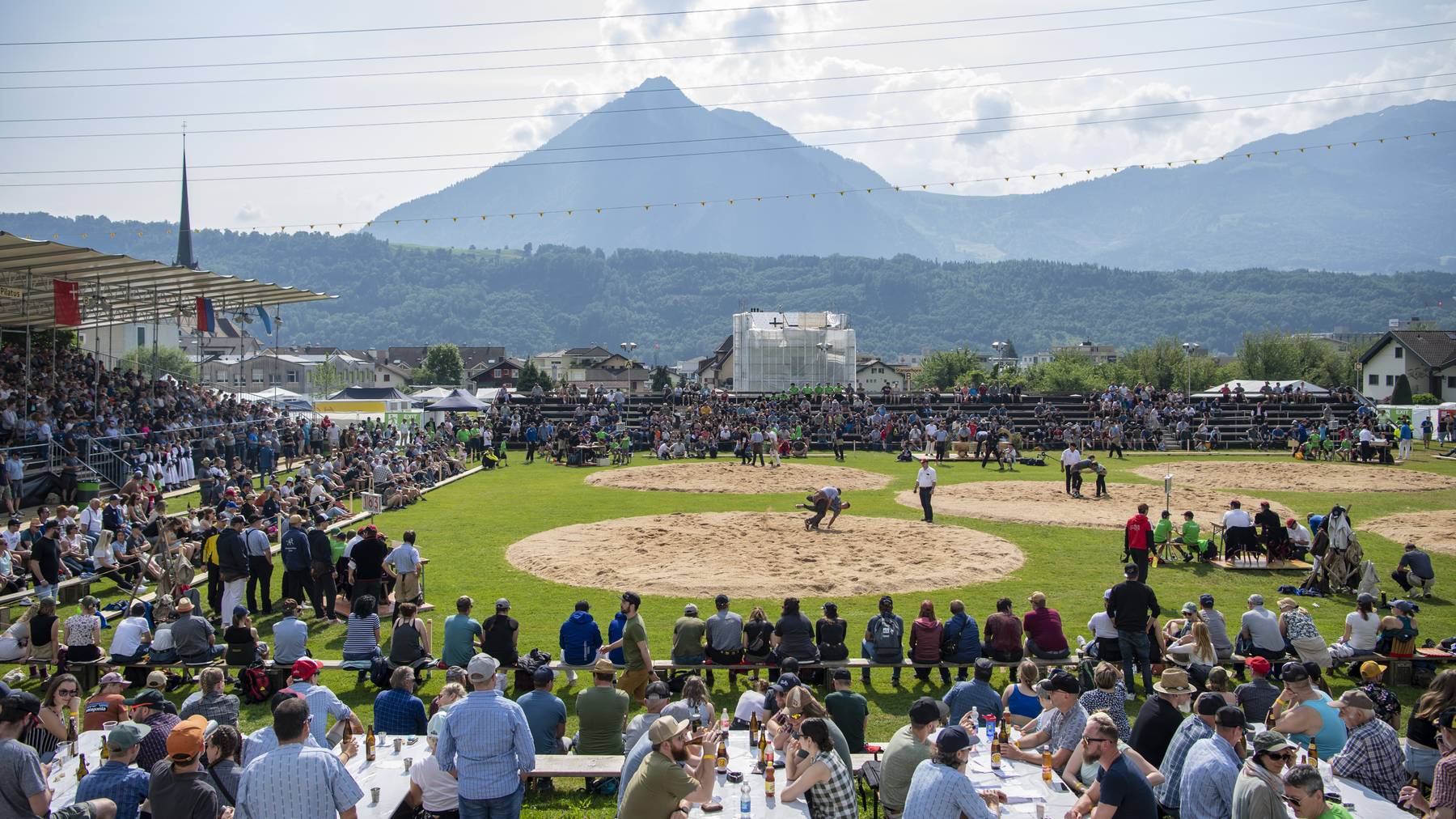 Die Schwingerarena im 3.Gang beim Obwaldner und Nidwaldner Kantonalen Schwingfest vom Sonntag 4, Juni 2023 in Alpnach im Kanton Obwalden.