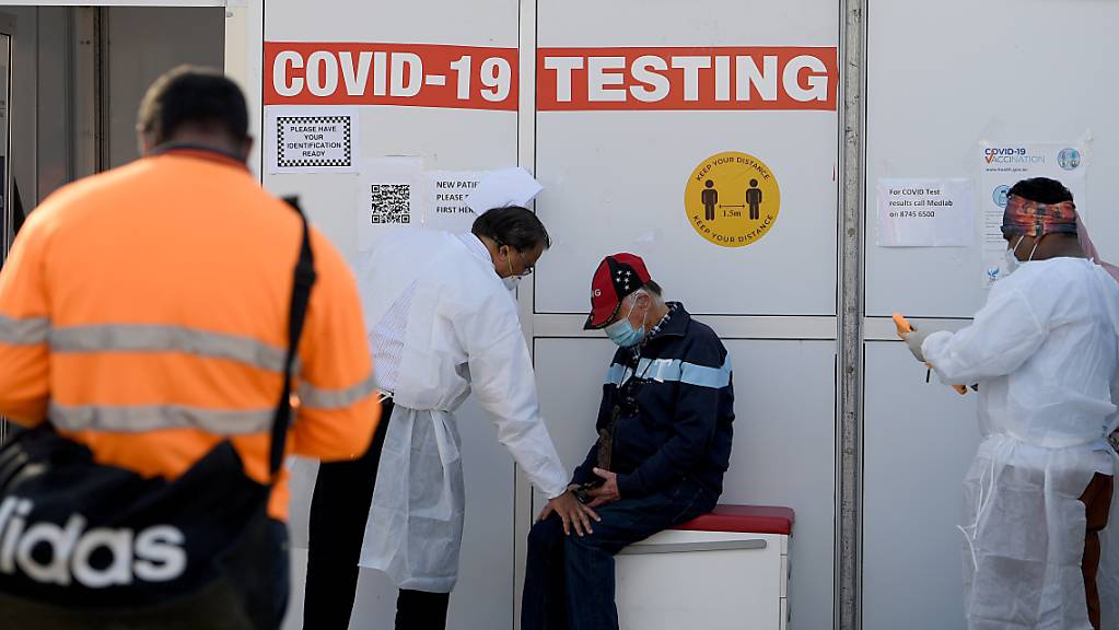 People are seen waiting to receive a Covid test in Lakemba, south west of Sydney, Friday, August 20, 2021. NSW has recorded 642 new local COVID-19 cases and four deaths as the government imposes curfews on Sydney's council areas of concern. (AAP Image/Dan Himbrechts) NO ARCHIVING