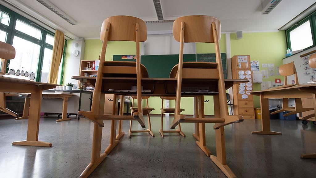 ARCHIV - Ein leeres Klassenzimmer in der Corona-Pandemie in einer Grundschule. Foto: Sebastian Gollnow/dpa