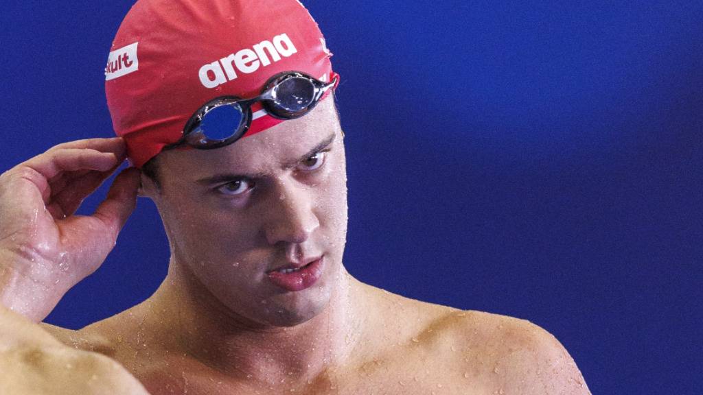 Ein zufriedener Noè Ponti mit dem Blick auf die Uhr