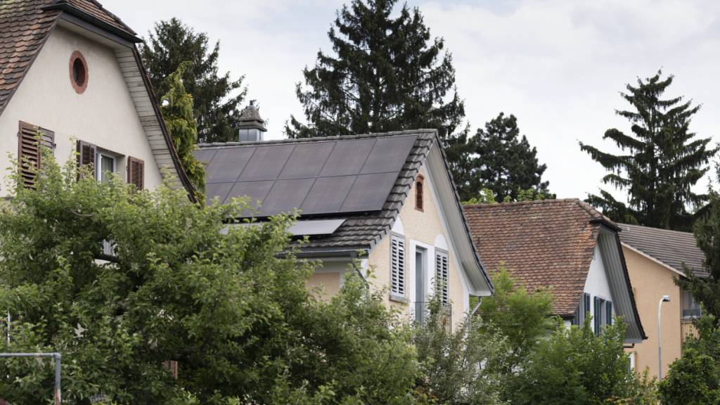 Gemäss des Schweizerische Wohnimmobilienpreisindex (IMPI) sind  die Kaufpreise für Einfamilienhäuser im zweiten Quartal minimal gesunken. Am langfristigen Preistrend für Wohnimmobilien ändert das aber nichts. (Symbolbild)