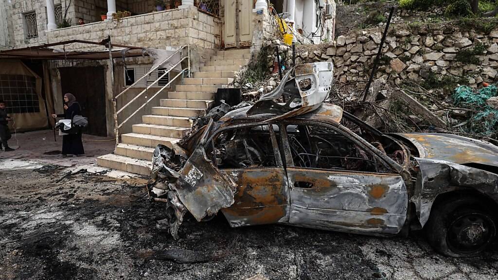 ARCHIV - Ein zerstörtes Auto nach einem Einsatz der israelischen Armee im Westjordanland. Foto: Ayman Nobani/dpa