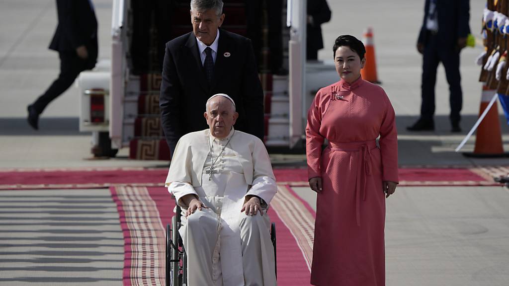 Papst Franziskus wird von der Außenministerin der Mongolei, Batmunkh Battsetseg, bei seiner Ankunft auf dem Flughafen empfangen. Foto: Ng Han Guan/AP