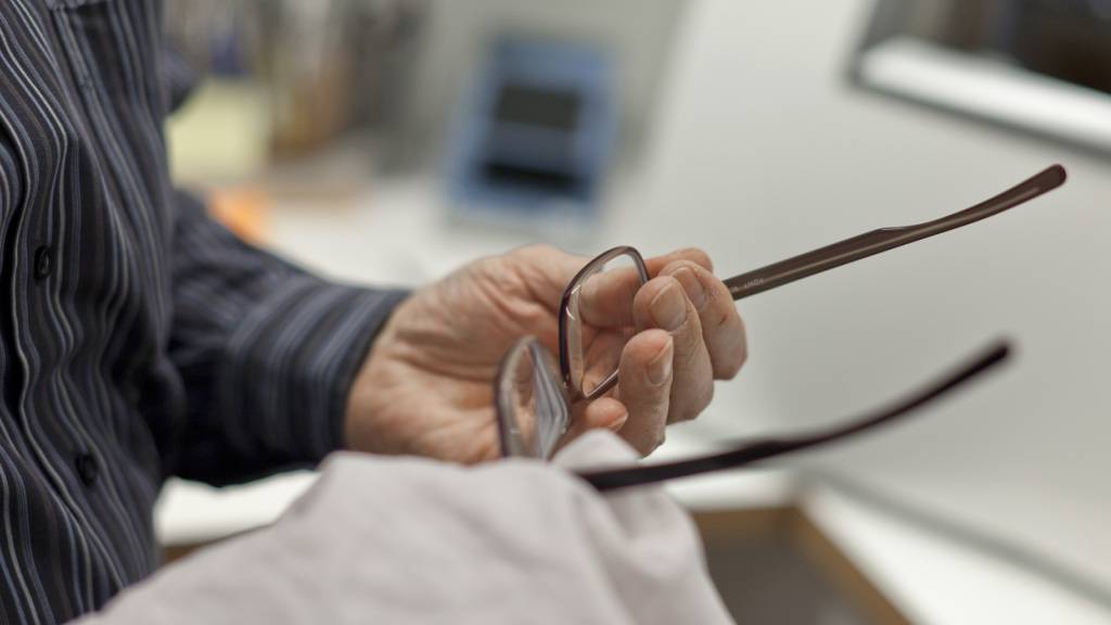 Vier von fünf Personen tragen Brille oder Kontaktlinsen