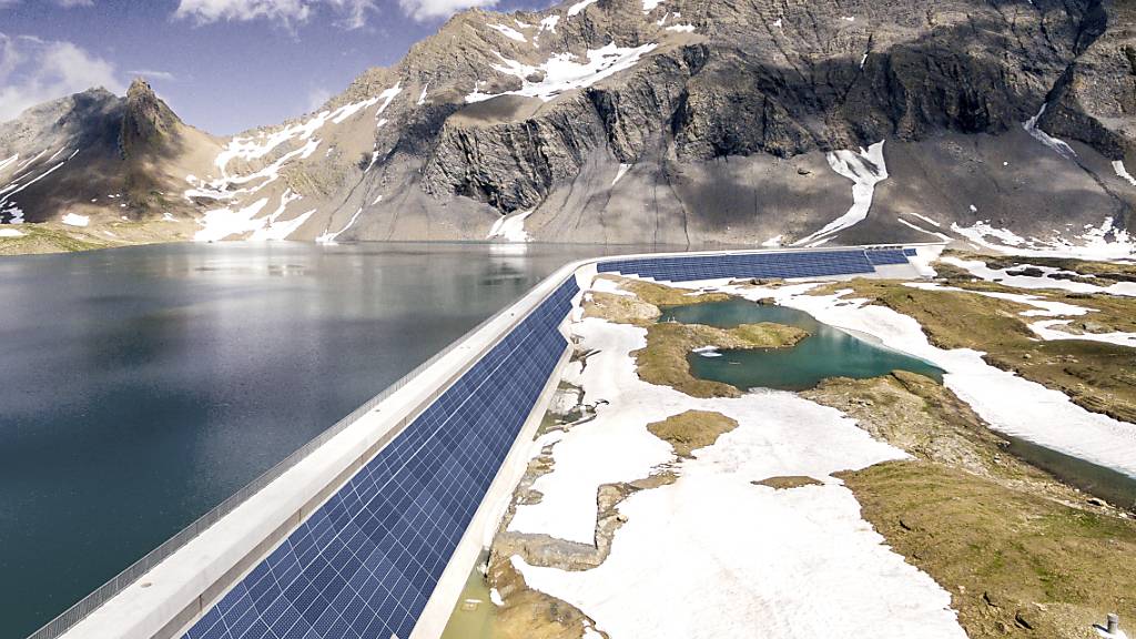 Die Axpo plant die erste alpine Solar-Grossanlage der Schweiz. Die Panels sollen auf der Muttsee-Staumauer des Pumpspeicherwerks Limmern (GL) befestigt werden.