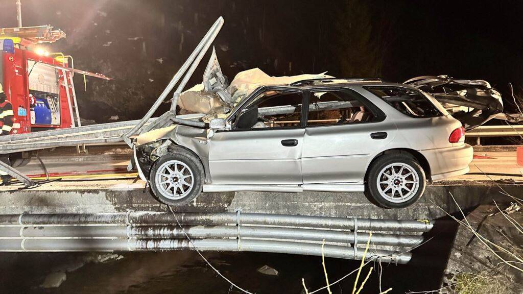 Das Auto blieb auf der Brücke stehen. Der Fahrer musste von der Feuerwehr geborgen werden.