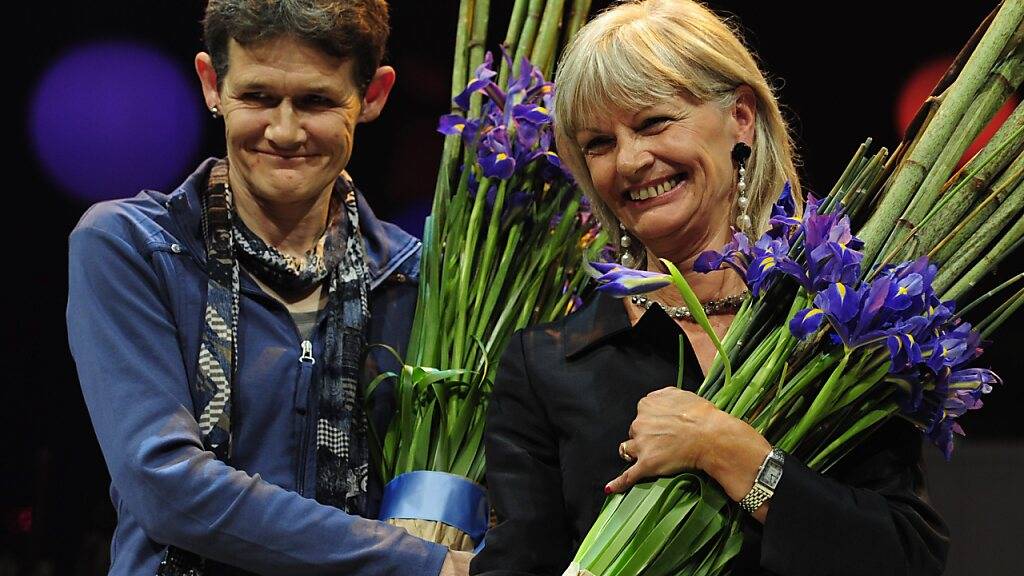Nach wenigen Wochen ist bereits wieder Schluss: Margrit Zopfi (SVP) ist aus dem Zürcher Gemeinderat abgewählt worden. Hier rechts im Bild bei der Verleihung des Prix Courage, mit ihrer Mitstreiterin Esther Wyler. (Archivbild)
