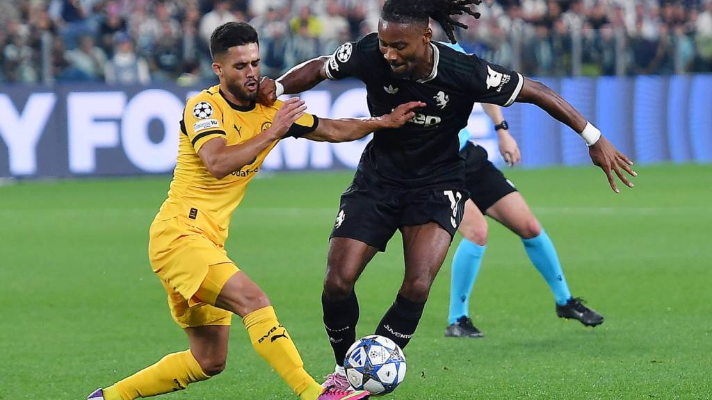 Juventus-Mittelfeldspieler Khéphren Thuram im Zweikampf mit Borussia Dortmunds Yan Couto, der das 3:2 erzielte