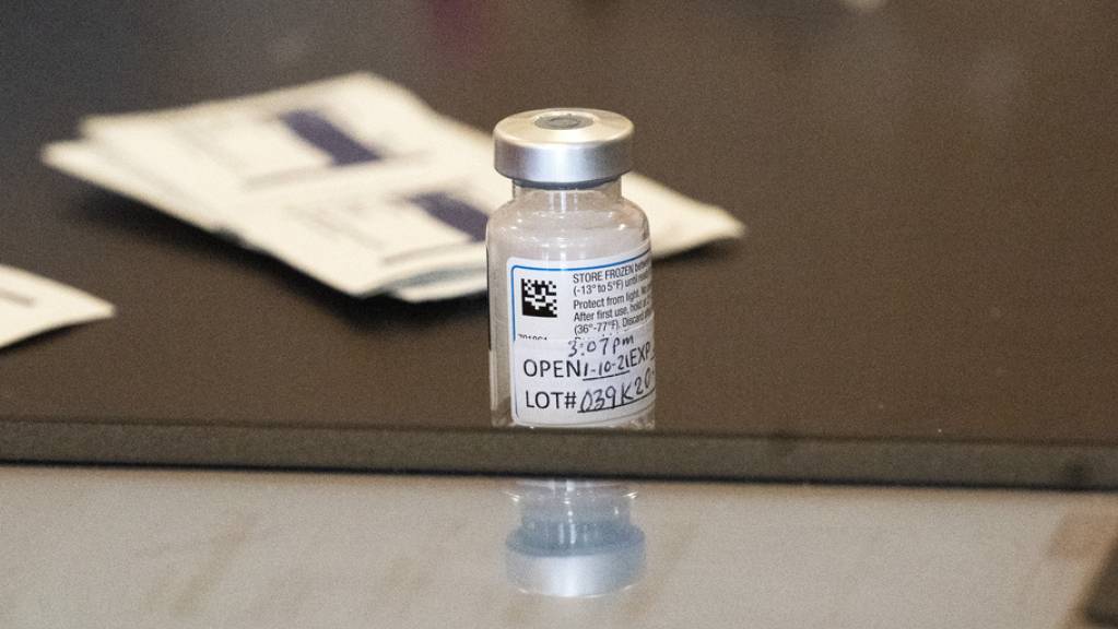 Fläschchen mit Moderna-Impfstoff in einem Spital in New York – nun ist das Vakzin auch in der Schweiz zugelassen. (Archivbild)