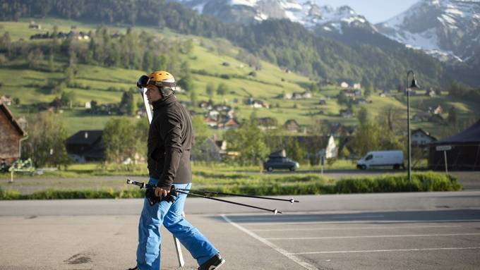 Mit den Ski auf dem Velo-Gepäckträger