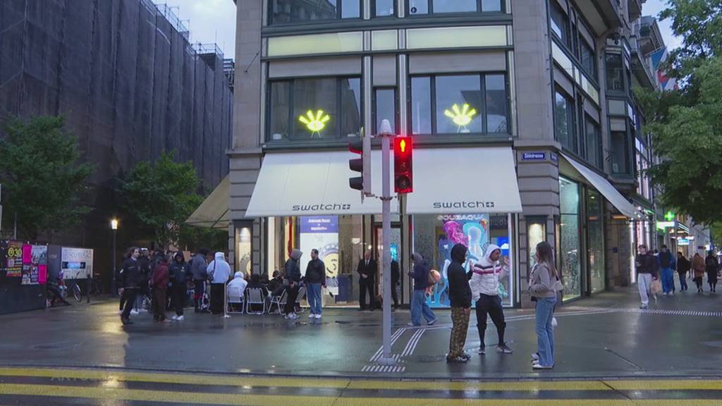 Lange Schlangen vor den Swatch-Läden