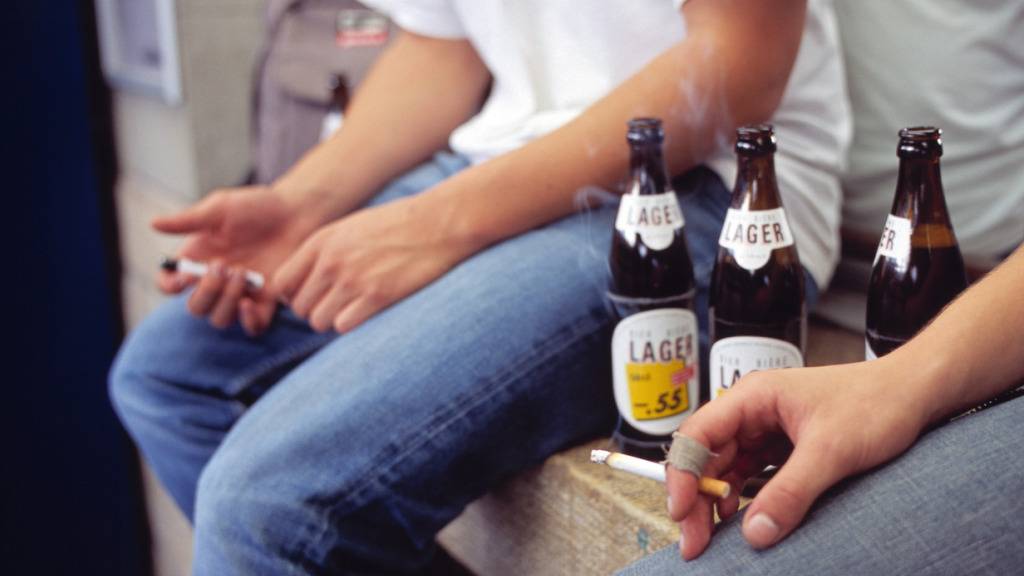 In Obwalden halten viele Betriebe das Verkaufsverbot von Alkohol und Tabak an Jugendliche nicht ein. (Symbolbild)