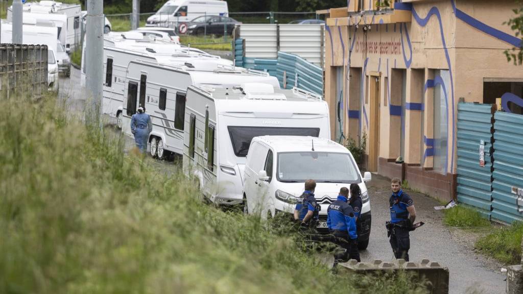 Die Polizei sperrte den Zugang zum Parkplatz mit Betonblöcken ab.