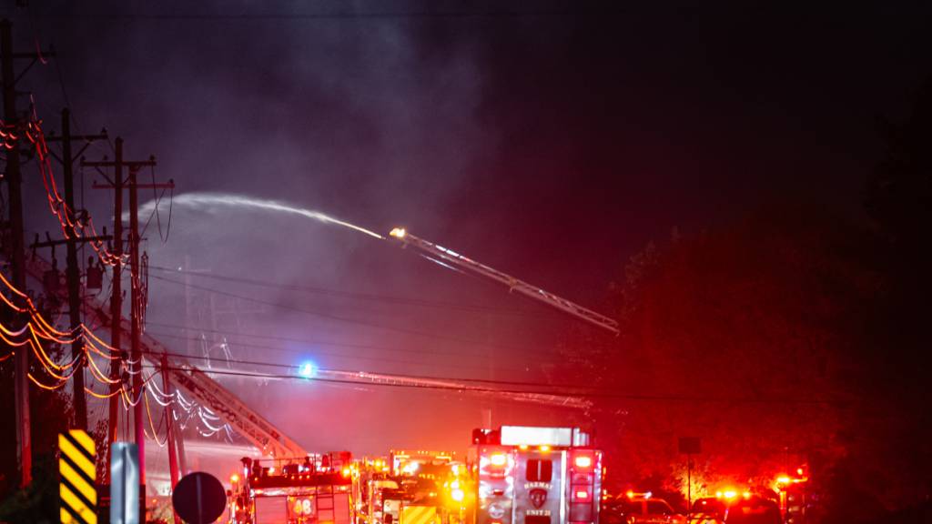 dpatopbilder - Rauchschwaden steigen aus dem Bereich eines abgestürzten Flugzeugs am Louisville Muhammad Ali International Airport auf. Foto: Jon Cherry/AP/dpa