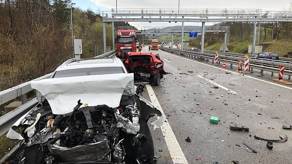 Drei Menschen starben beim Unfall auf der Autobahn A3 in Effingen AG: Der 47-jährige Unfallverursacher muss sich wegen mehrfacher vorsätzlicher Tötung vor dem Bezirksgericht Brugg verantworten. (Archivbild)