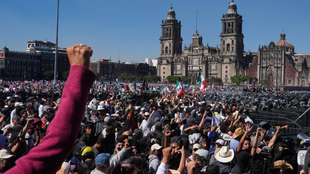 Demonstranten nehmen an einem Jugendmarsch gegen die Regierung in Mexiko-Stadt teil. Foto: Marco Ugarte/AP/dpa