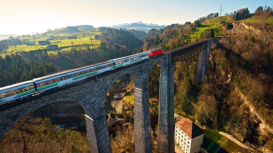 Ein Voralpen-Express fährt über das Sitterviadukt in St.Gallen.