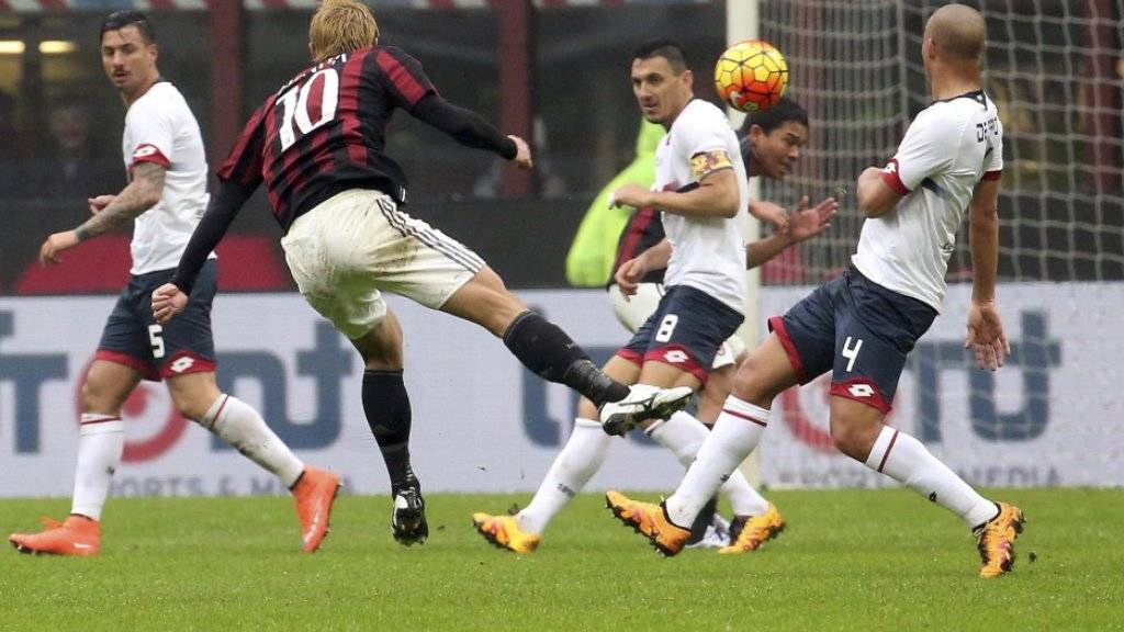 Milans Keisuke Honda (mit der Nummer 10) zieht ab und trifft gegen Genoa zum 2:0