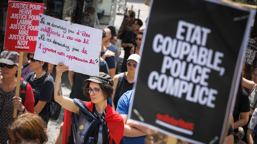 Die Teilnehmerinnen und Teilnehmer der Demonstration in Lausanne prangerten Polizeigewalt an.