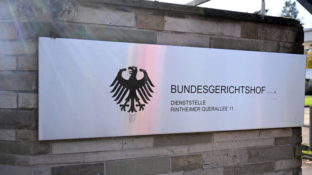 Ein Schild weist auf den deutschen Bundesgerichtshof hin. Foto: Uli Deck/dpa