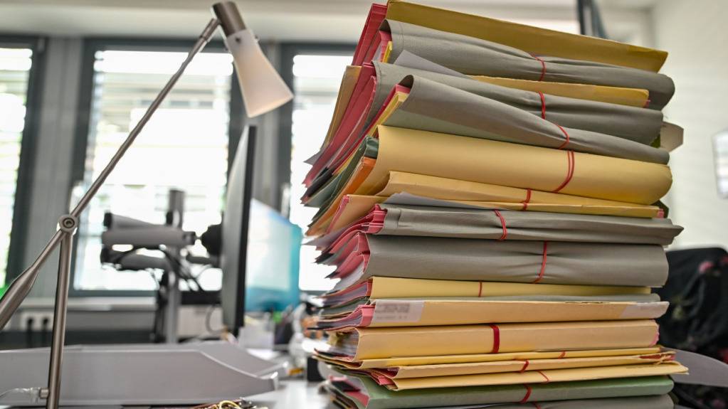 Keine Aktenberge mehr in der Verwaltung des Kantons St. Gallen: Sämtliche Verfahren werden künftig digital durchgeführt. (Archivbild)