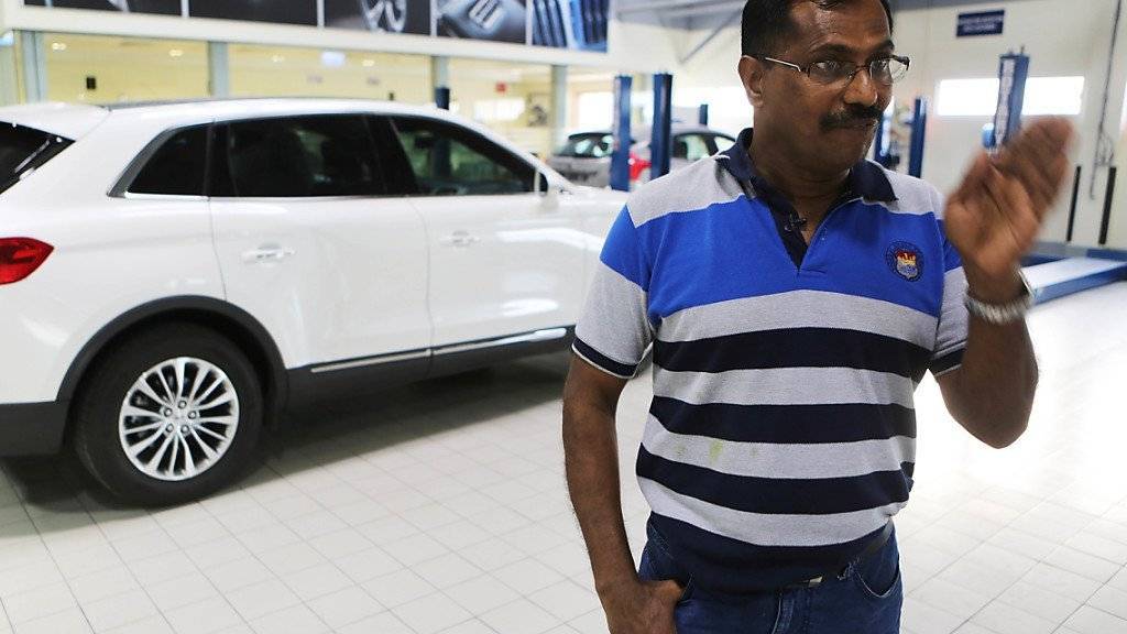 Will trotz Lottogewinn weiterarbeiten: Mohamed Basheer beim Autoverleih in Dubai.