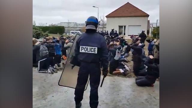 Polizei in Frankreich zwang Schüler bei Demo zum Knien