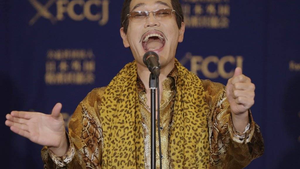 Der japanische Komiker Pikotaro singt seinen «pen-pineapple-apple-pen», kurz «PPAP», auf einer Pressekonferenz in Tokio. Der Song generierte 65 Millionen YouTube-Klicks.