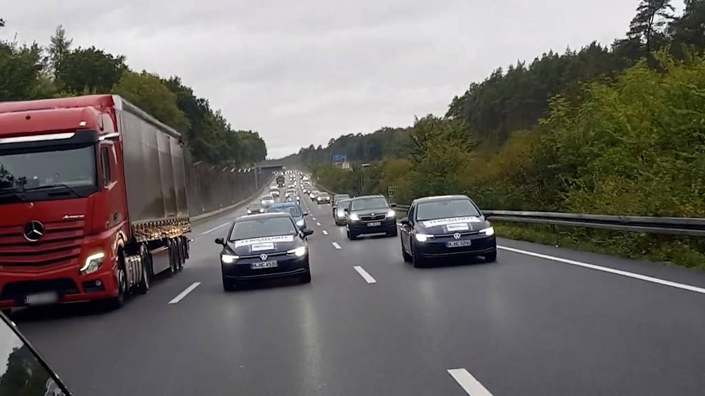 Klimaaktivisten stören Verkehr auf deutscher Autobahn