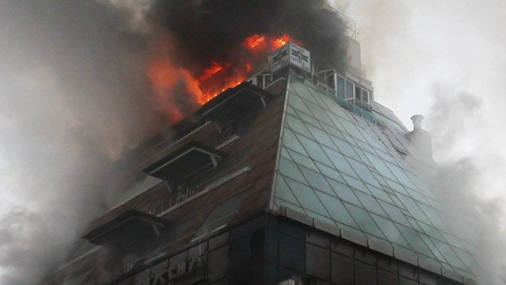 Lodernde Flammen und dichte schwarze Rauchwolken: Bei einem Brand in einem südkoreanischen Sportzentrum kamen mindestens 29 Menschen ums Leben.