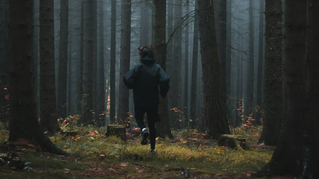 Mann rennt durch den Wald