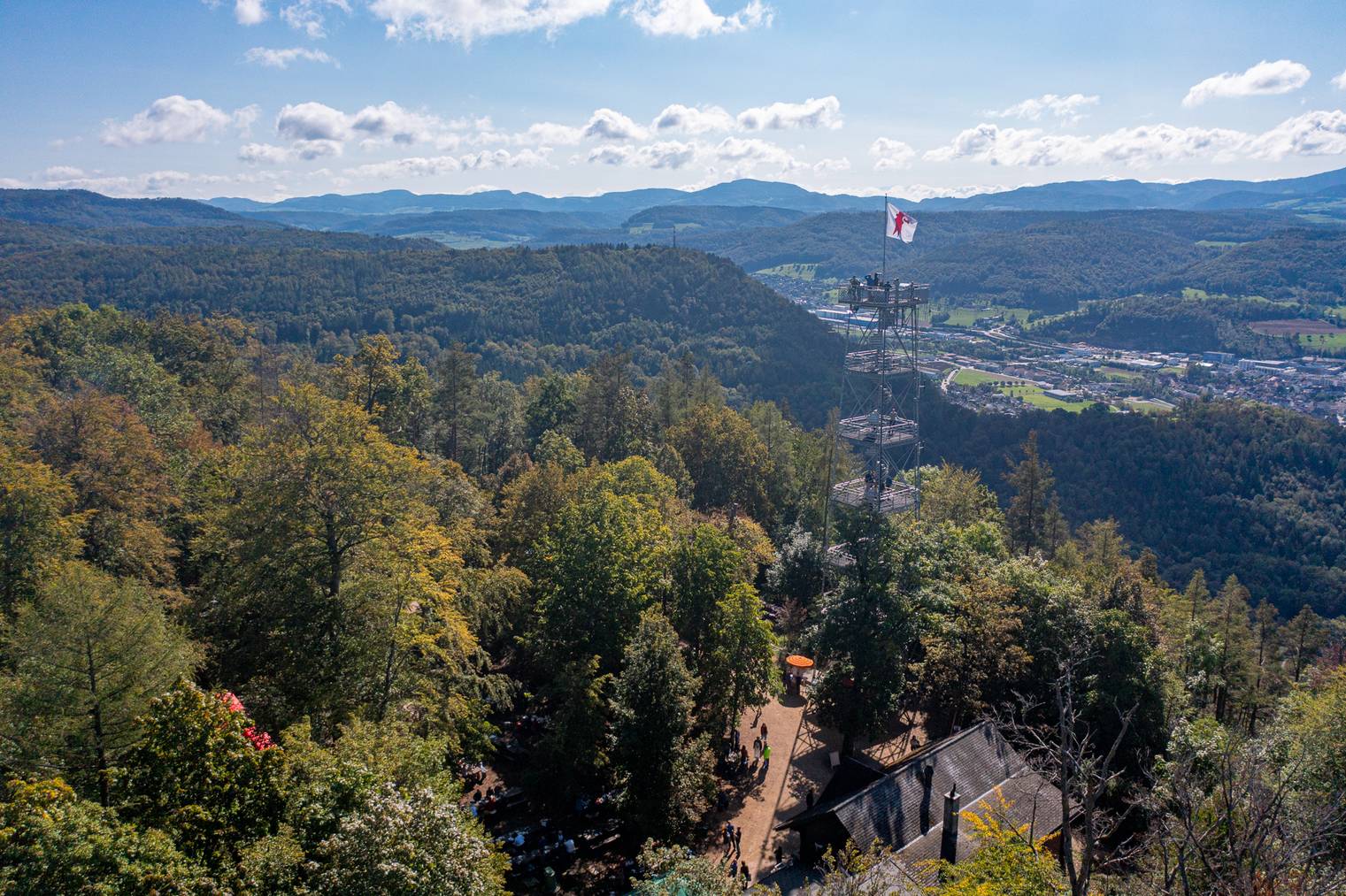 Der Aussichtsturm Liestal bietet traumhafte Ausblicke auf die wunderschöne Landschaft.