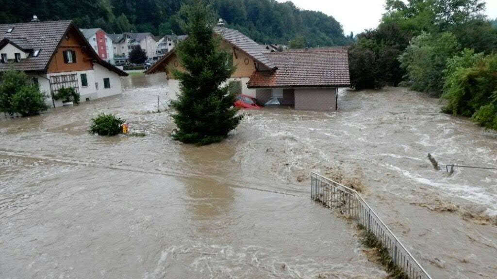 Das soll nicht mehr passieren können: Bei der massiven Überschwemmung am 8. Juli 2017 entstand in der Aargauer Gemeinde Uerkheim ein grosser Sachschaden. Der Hochwasserschutz wird nun verbessert. (Archivbild)