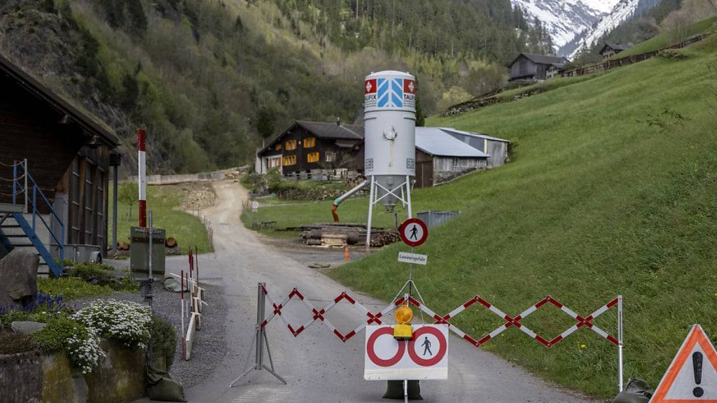 Am Samstagmorgen werden die Strassen im Ribital teilweise wieder geöffnet. Das Bild zeigt eine Aufnahme vom Montag, 29. April.