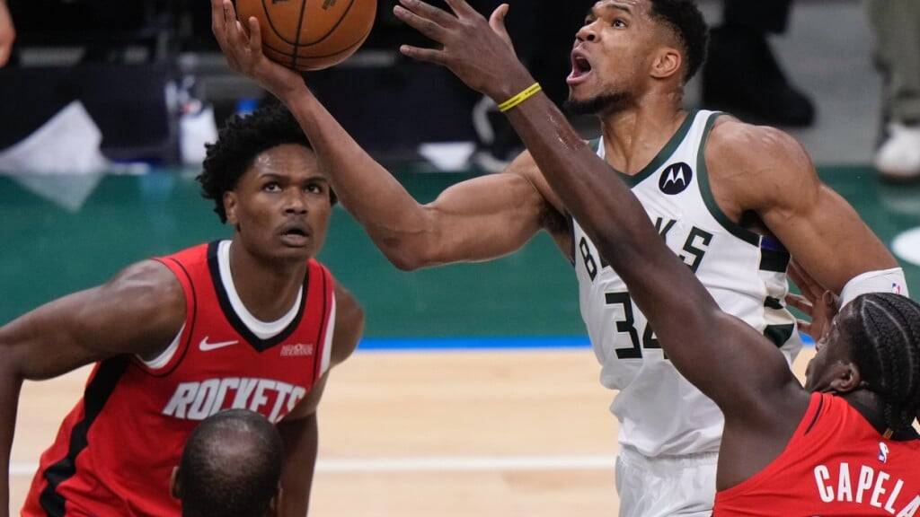 Clint Capela (rechts) kam bei den Rockets während knapp sieben Minuten zum Einsatz
