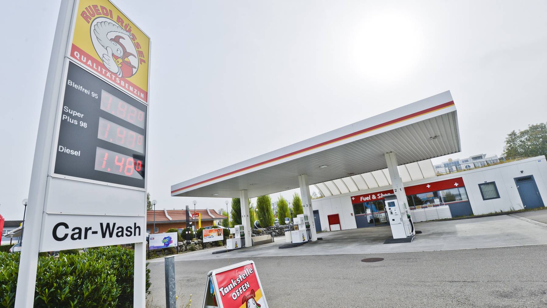 Die Ruedi-Rüssel-Tankstellen gehören zu den günstigeren im FM1-Land.