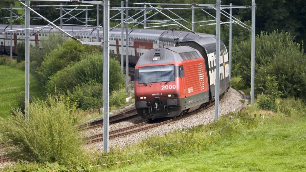 Die Ostschweizer Regierungen befürchten, beim Bahnausbau abgehängt zu werden. Im Bild zu sehen ist ein SBB-Zug in der Nähe von Flawil SG. (Archivbild)