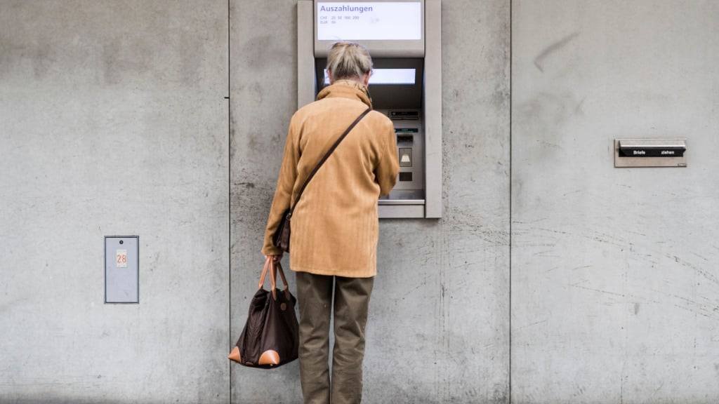 Neue Kundengewohnheiten und alternative Lösungen setzen die Betreiber von Bancomaten unter Zugzwang. (Archivbild)