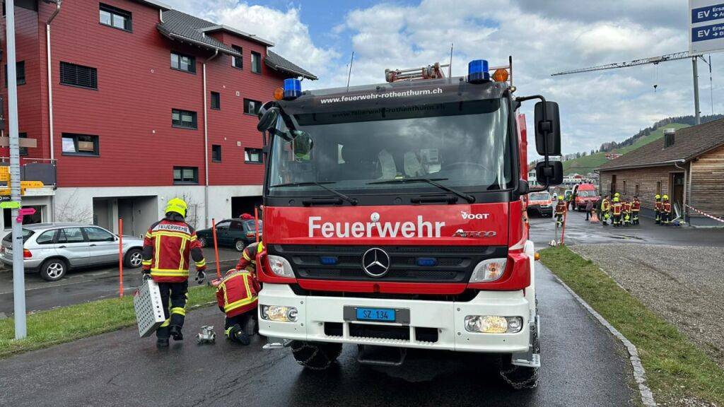 Den Feuerwehren gelang es das Feuer in der Garage rasch unter Kontrolle zu bringen.