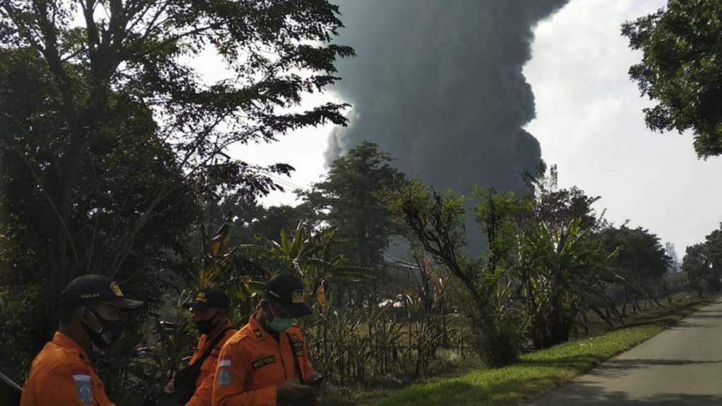 Nach einer Explosion ist es in der Pertamina Balongan Raffinerie zu einem Großbrand gekommen. Foto: Uncredited/AP/dpa