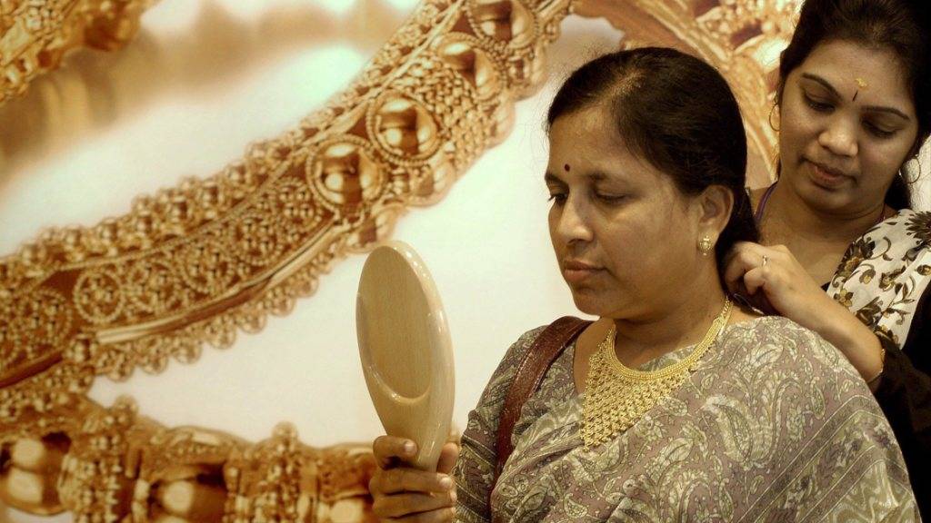 Eine Verkäuferin in Indien hilft einer Kundin, eine goldene Halskette anzuprobieren. Derzeit haben Juweliere ihre Läden geschlossen, weil sie mit einem Streik gegen eine geplante Steuer auf Schmuckverkäufe protestieren wollen. (Archiv)