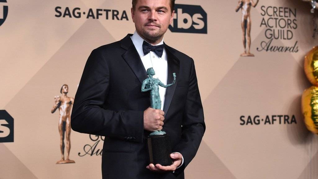 Immerhin hat er die E-Zigi fürs Foto verschwinden lassen: Leonardo DiCaprio posiert mit seiner SAG-Trophäe für seine Leistung als bester Schauspieler in «The Revenant» (Archiv).