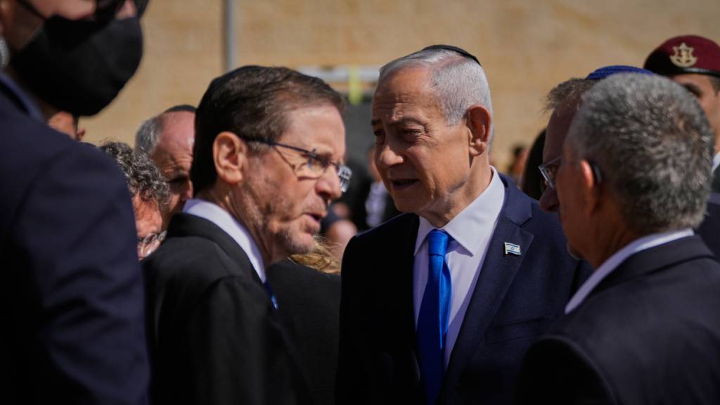 ARCHIV - Der israelische Ministerpräsident Benjamin Netanjahu (M r) und der israelische Staatspräsident Izchak Herzog nehmen an einer Zeremonie anlässlich des jährlichen Holocaust-Gedenktags teil. Foto: Ohad Zwigenberg/AP/dpa
