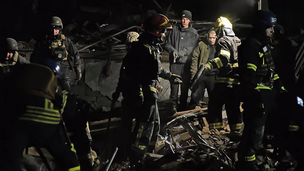 dpatopbilder - Rettungskräfte in Kramatorsk bergen zwei Tote. In der Nacht gab es mehrere Angriffe des russischen Militärs auf die Ukraine. Foto: Madeleine Kelly/ZUMA Press Wire/dpa