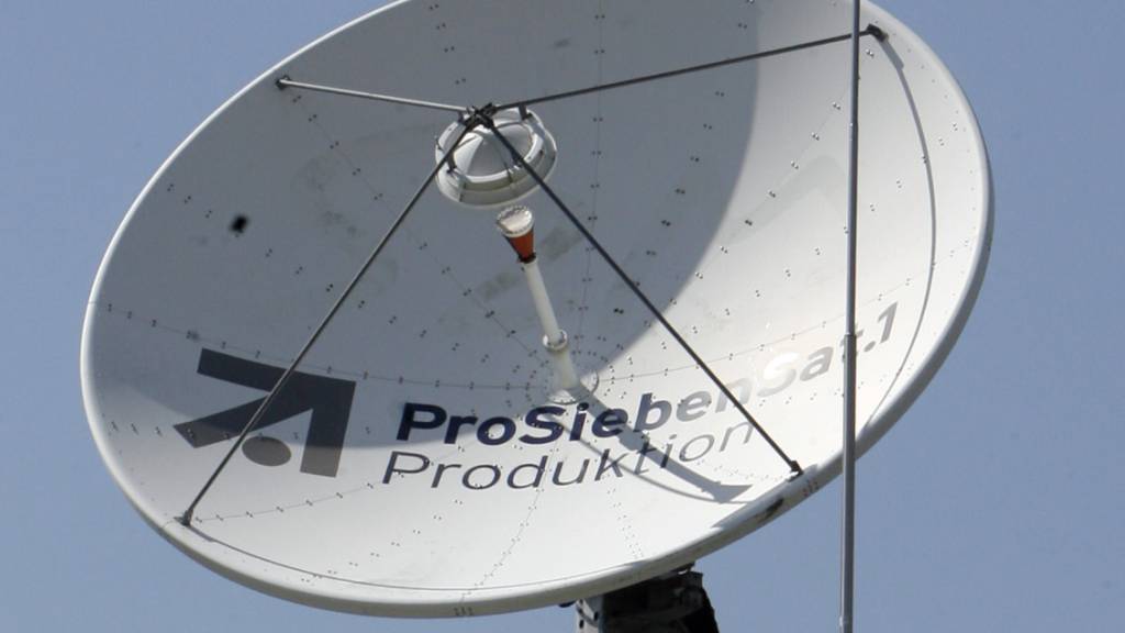 Satellitenschüssel auf einem Gebäude des TV Senders Pro SiebenSat 1. in München. (Archivbild9