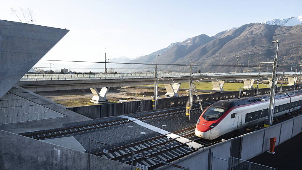 Die Eröffnung des Gotthard-Basistunnels 2016 und das verbesserte öV-Angebot haben den Personenverkehr auf der Schiene auf der Nord-Süd-Achse bis Ende 2019 um 28 Prozent ansteigen lassen. (Archivbild)
