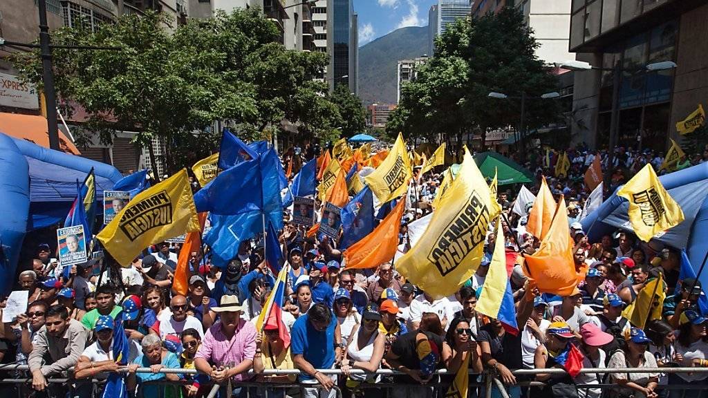 Anti-Maduro-Demonstranten in Caracas: Tausende gingen auf die Strassen, um gegen Venezuelas Präsidenten zu demonstrieren.