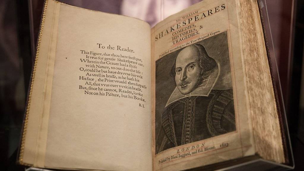 Eine Kopie des «First Folio» von William Shakespeare in einem Schaukasten bei Sotheby's in Hong Kong.