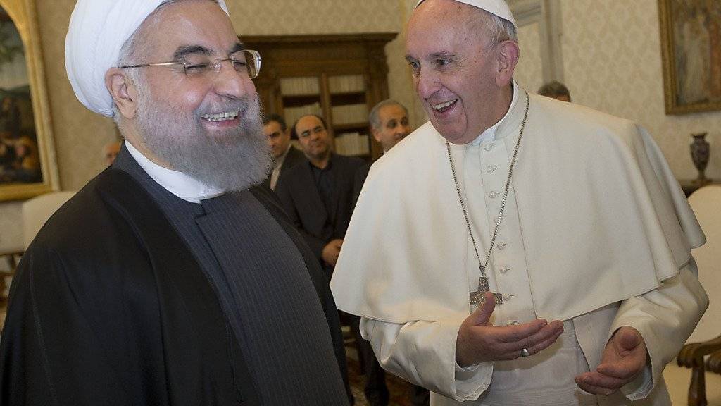 Papst Franziskus (rechts) empfängt den iranischen Präsidenten Hassan Ruhani.
